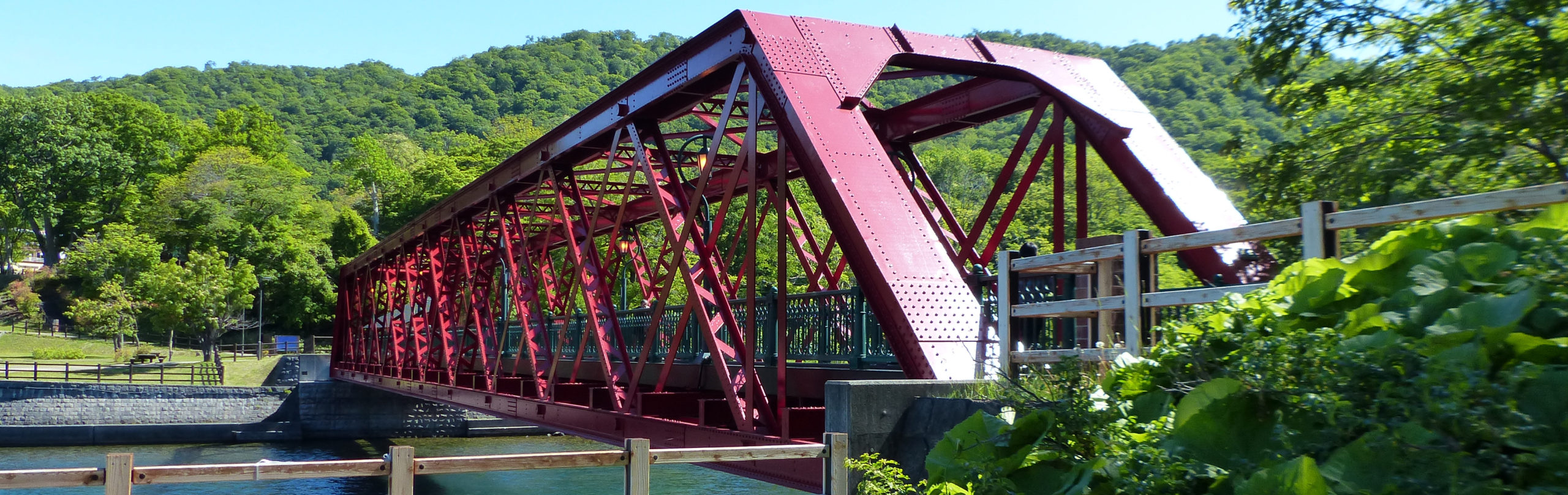 北海道支笏湖に架かる橋
